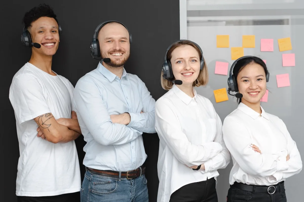 Profissionais de call center sorrindo com headsets