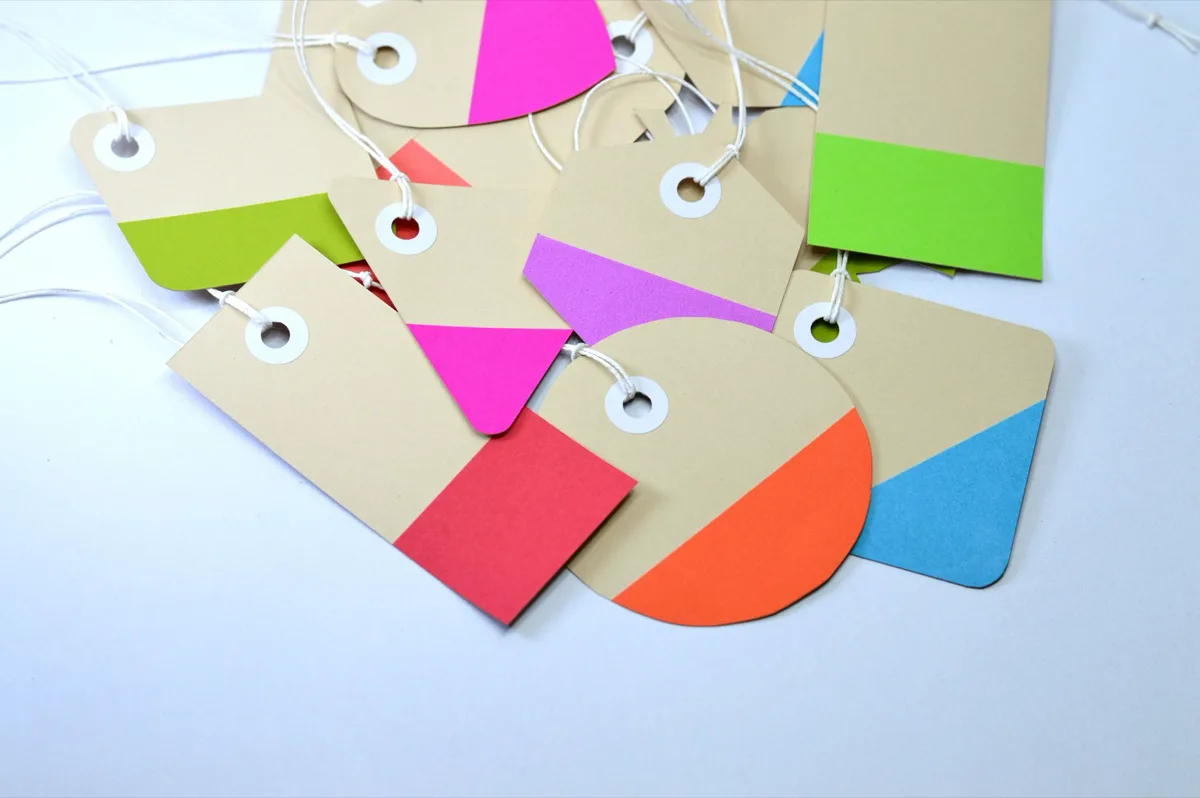 Infográfico com colunas de etiquetas coloridas para equipes