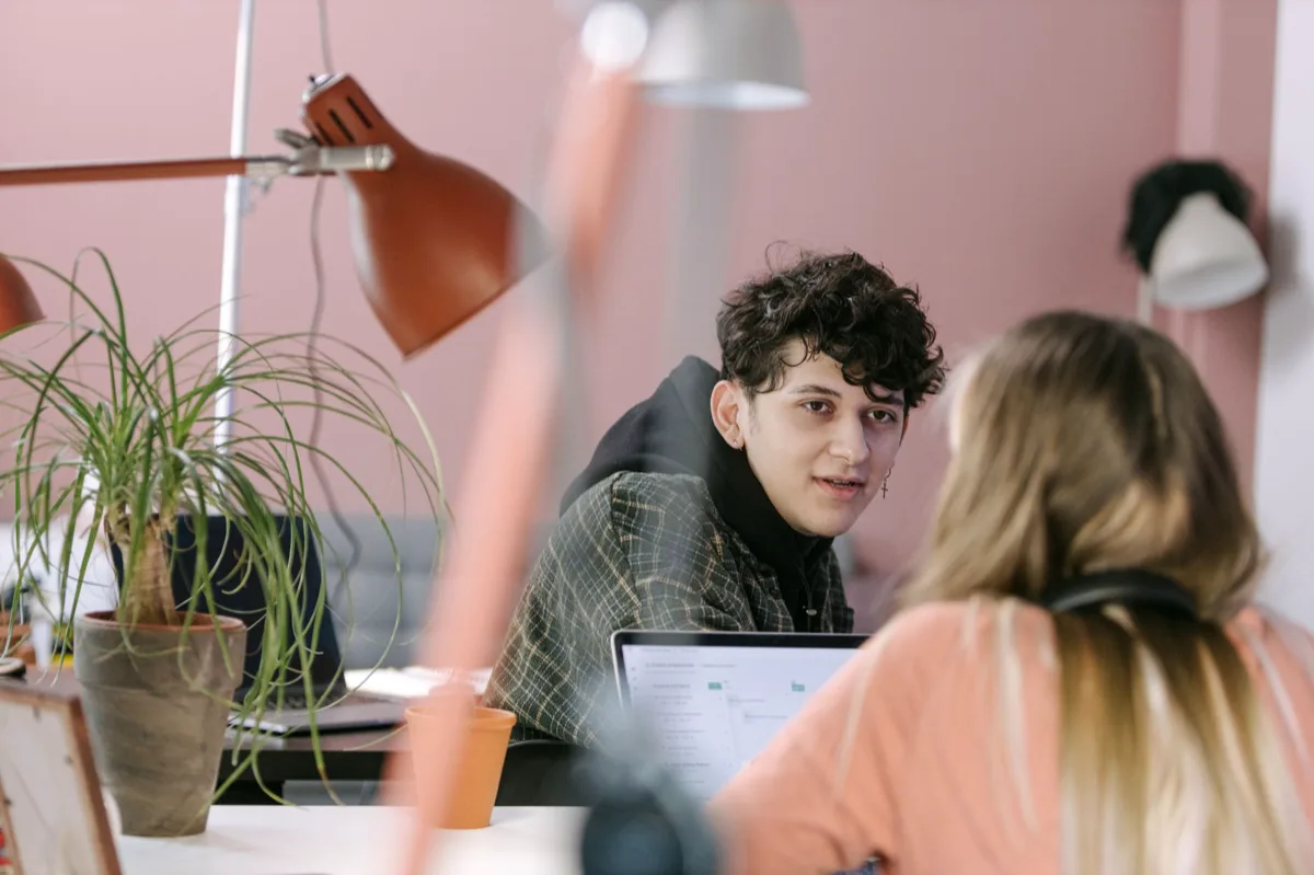 jovem profissional usando laptop em ambiente de trabalho moderno