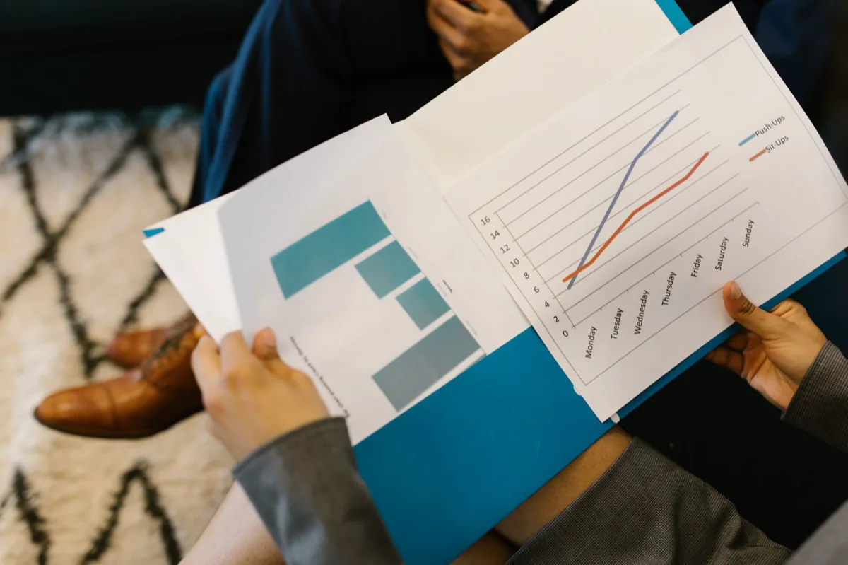 Gráfico de crescimento empresarial em reunião de equipe