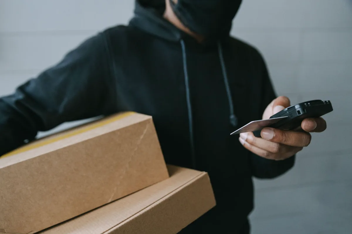 Cartões profissionais com ícones de entrega, marketing e segurança