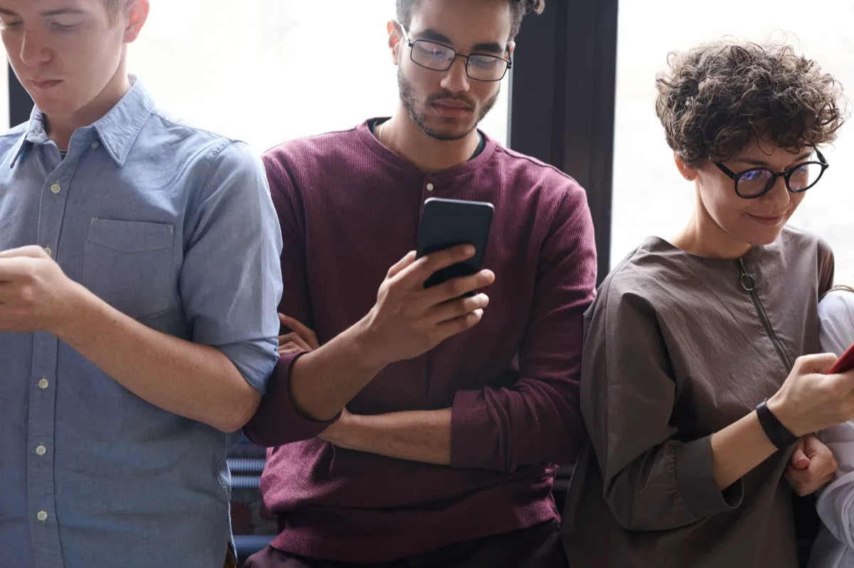 Grupo diverso usando voz, texto e imagem em atendimento inclusivo